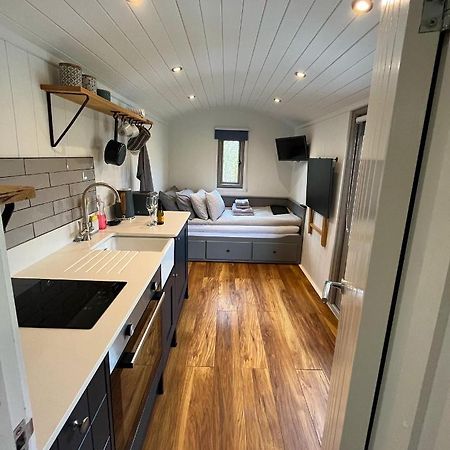 Luxury Shepherds Hut - The Moorhen By The Lake York Ngoại thất bức ảnh