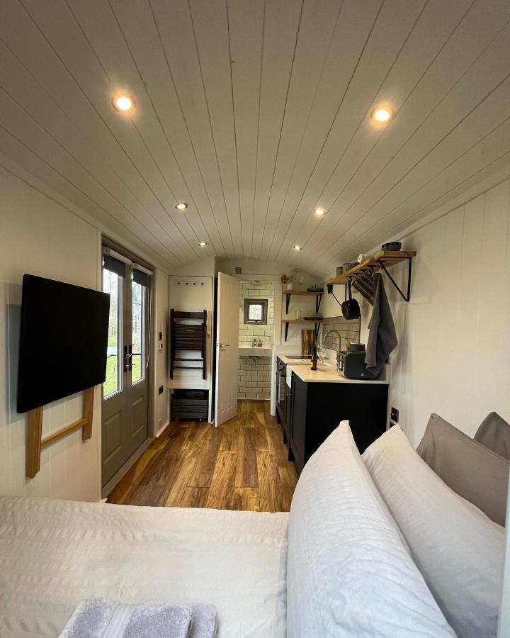 Luxury Shepherds Hut - The Moorhen By The Lake York Ngoại thất bức ảnh