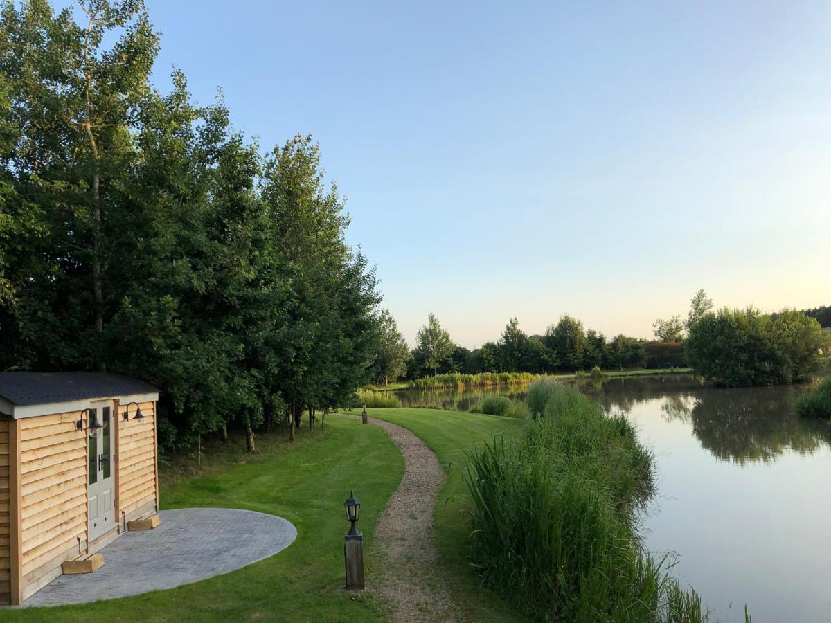 Luxury Shepherds Hut - The Moorhen By The Lake York Ngoại thất bức ảnh