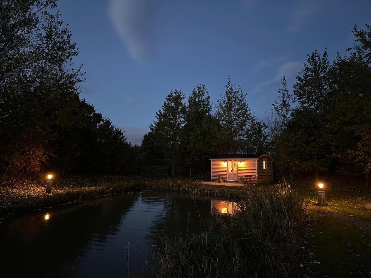 Luxury Shepherds Hut - The Moorhen By The Lake York Ngoại thất bức ảnh