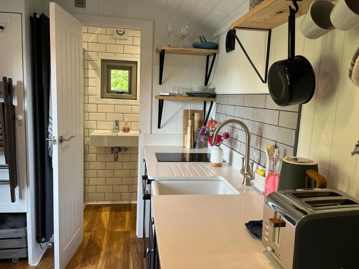 Luxury Shepherds Hut - The Moorhen By The Lake York Ngoại thất bức ảnh