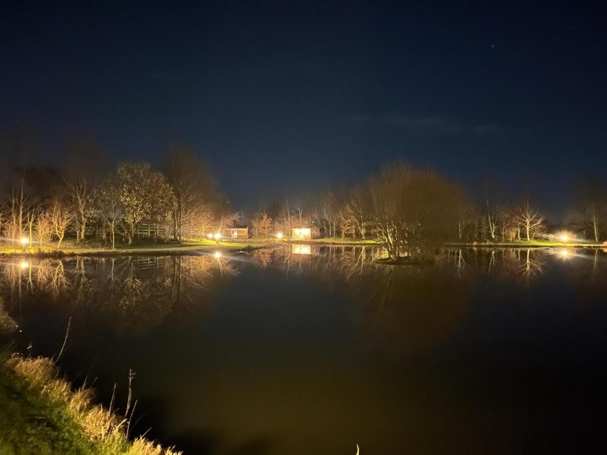 Luxury Shepherds Hut - The Moorhen By The Lake York Ngoại thất bức ảnh